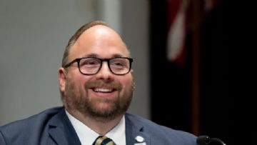 Amerika'da Bir Okulun Yönetim Kurulu Baskani Kutsal Kitap Yerine LGBT Kitaplarinin Üzerine Yemin Etti