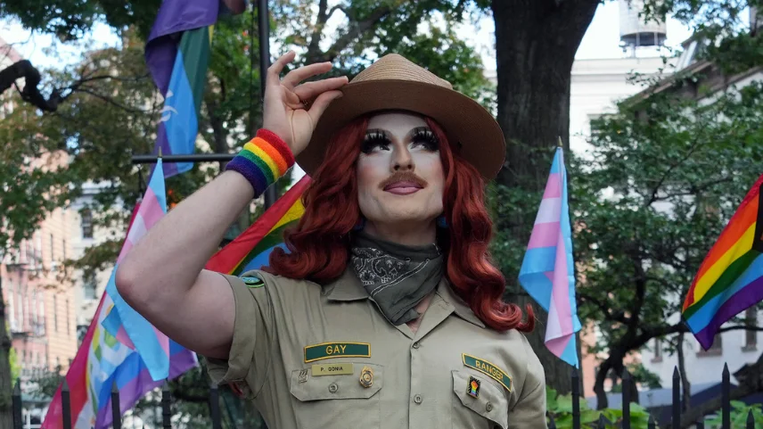 Biden'ın İçişleri Bakanı, 'profesyonel eşcinsel' lakaplı bir drag queen ile tanıtım yaptı