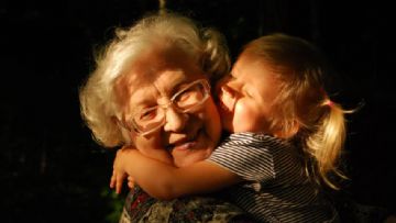 Hem Alzheimer Annesinin Hem de Trans Kizinin Nöbetini Tutan Kadinin Çaresizligi