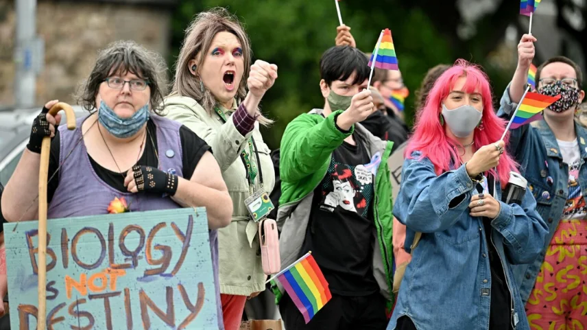 İskoçya'da transseksüellere yönelik dönüşüm terapisi yasağı tartışılıyor