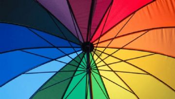 LGBT Temali Ürünlerin Canli Renklerinin Ardinda Gizlenen Ideoloji