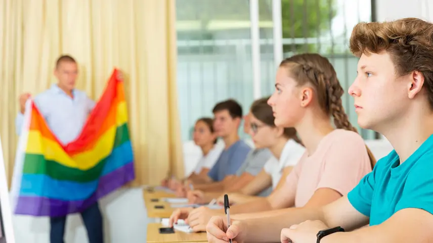 Öğrencilere müfredat dışı transgenderizm eğitimi veren LGBT aktivisti öğretmenler ebeveynlerden tepki çekti