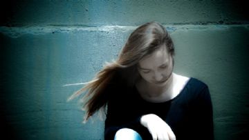 Otizmin Getirdiği Zorluklarla ve Aile İlgisi Görmeden Büyüyen Bir Genç Kızın Cinsiyet Değiştirme Yolculuğu