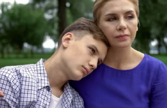 Otizmli Trans Bir Oğlu Olan Annenin Doğru Tıbbi Yaklaşım için Zorlu Mücadelesi