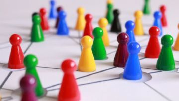 Sosyal Bulasma Bazi Gençleri Transseksüel Olmaya Itiyor Olabilir