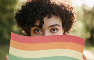 Trans Olduğunu Söyleyen Çocukların Annelerini Destekleyici Olmamakla Suçlamadan Önce Bir Daha Düşünün