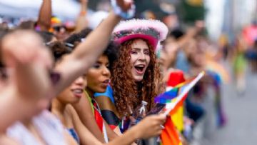 Z Kusagi ve LGBT: Genç Yetiskinlerin %28'i Kendini LGBT Olarak Tanimliyor